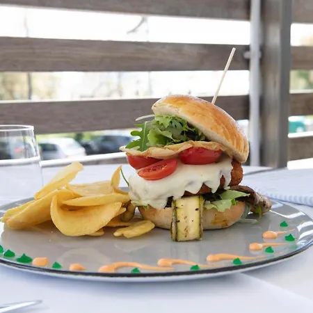 Otel Kiss Beachfront & Restaurant 3*