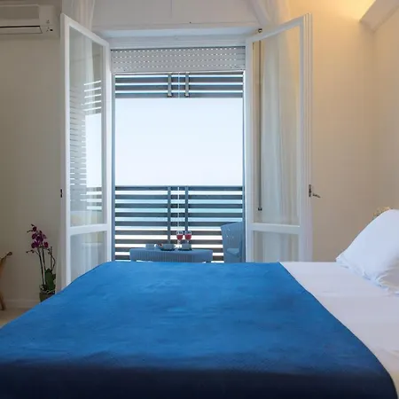 Kiss Beachfront & Restaurant 3* קרביה