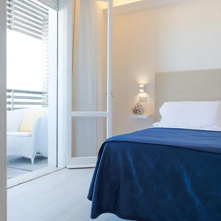 Отель Kiss Beachfront & Restaurant